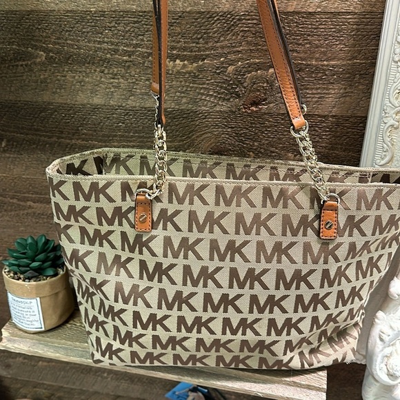 Michael Kors Jet Set Travel Large ChainShoulder Tote - Picture 2 of 10